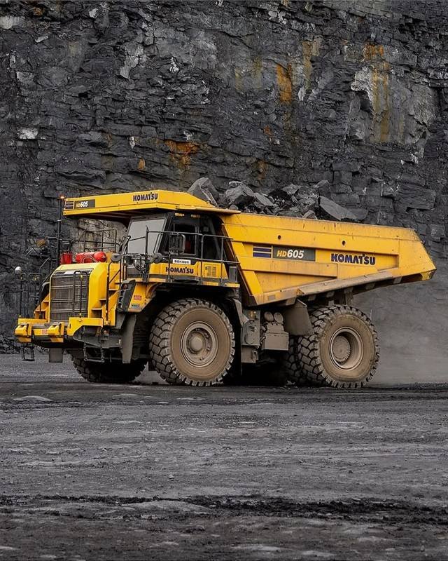 Pelle hydraulique chargeant un camion benne dans une mine à ciel ouvert