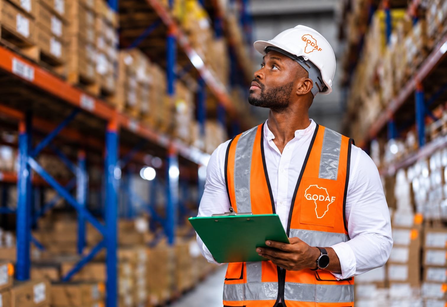 Agent GODAF contrôlant des marchandises dans un entrepôt