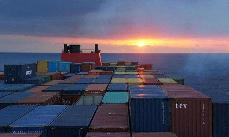Conteneurs maritimes illustrant l’acheminement d’équipements et d’approvisionnements